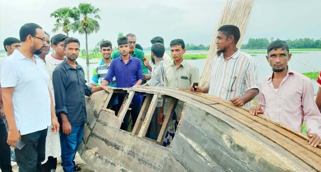 নাটোরে বানভাসিদের জন্য দেয়া নৌকা ভেঙ্গে দিল দুর্বৃত্তরা