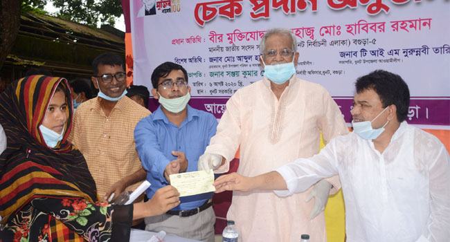 ধুনটে ৩০০ শিক্ষক-কর্মচারীকে প্রণোদনা