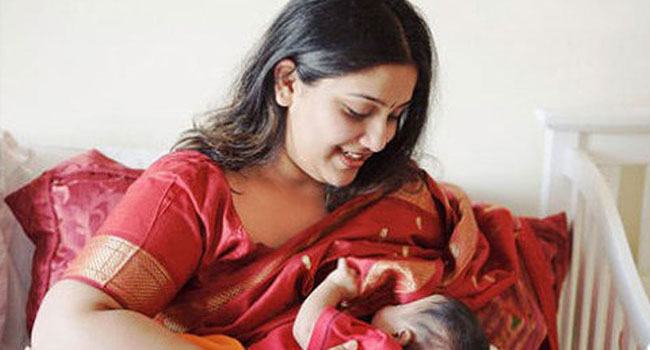 দুধ পান করাতে পারবেন করোনা আক্রান্ত মা