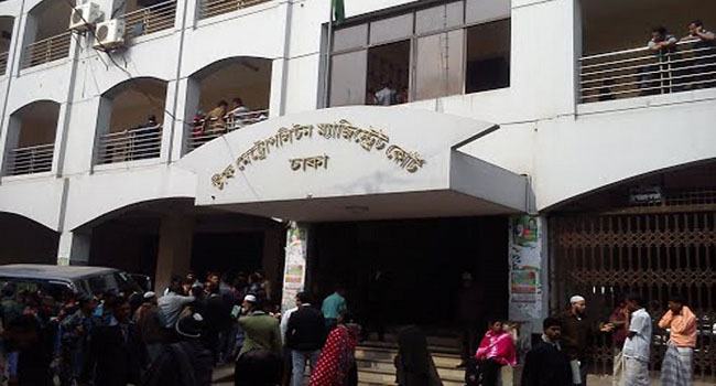 স্বাস্থ্যবিধি মানছেন না আইনজীবি ও বিচারপ্রার্থীরা