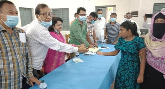 আমতলীতে ৪১ জন প্রতিবন্ধীকে চিকিৎসা সহায়তার চেক প্রদান