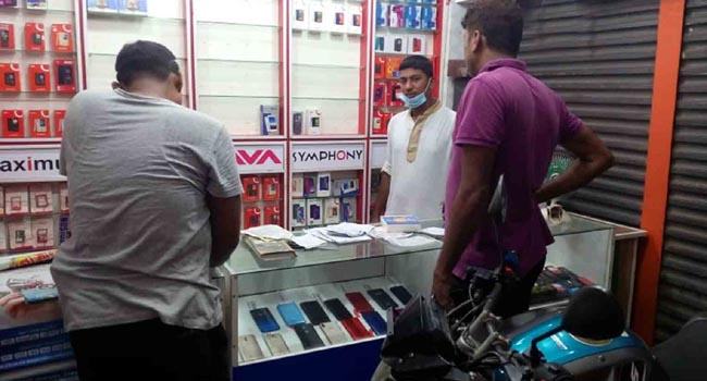 শরণখোলায় মোবাইলের শো-রুম থেকে ১০ লাখ টাকার মোবাইল চুরি