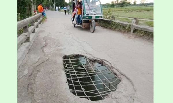 হোসেনপুর কাওনা ব্রিজ দিয়ে ঝুঁকিপূর্ণ যান চলাচল