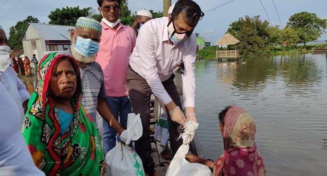 সোনারগাঁওয়ে বন্যার্তদের মাঝে ত্রাণ সামগ্রী বিতরণ