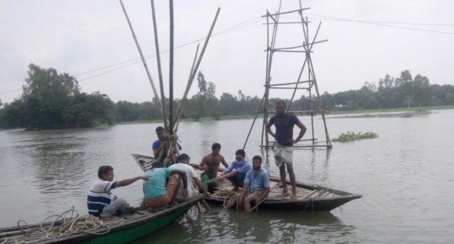 রাণীনগরে বিদ্যুতের খুঁটি উপড়ে তিনদিন ধরে অন্ধকারে ৫ গ্রামের মানুষ