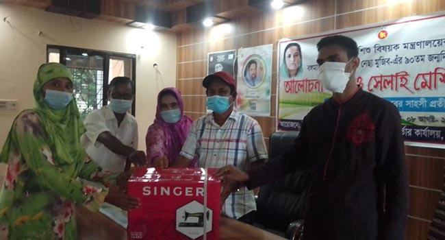 দিনাজপুরে শেখ ফজিলাতুন্নেছা মুজিবের জন্মদিনে সেলাইমেশিন বিতরণ