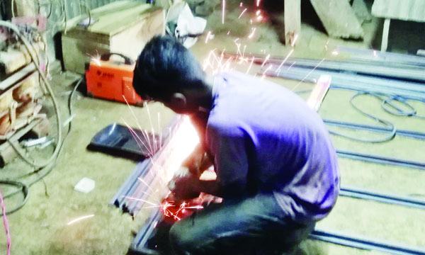 বেতাগীতে ২ শতাধিক অবৈধ ওয়েল্ডিং কারখানা : কাজ করছে শিশুরা