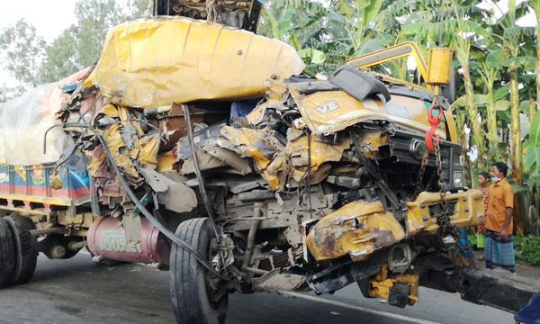 বগুড়ার শেরপুরে ট্রাক-বাস ত্রিমুখী সংঘর্ষ