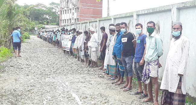 তালতলীতে সড়ক পাকাকরনের দাবিতে মানববন্ধন