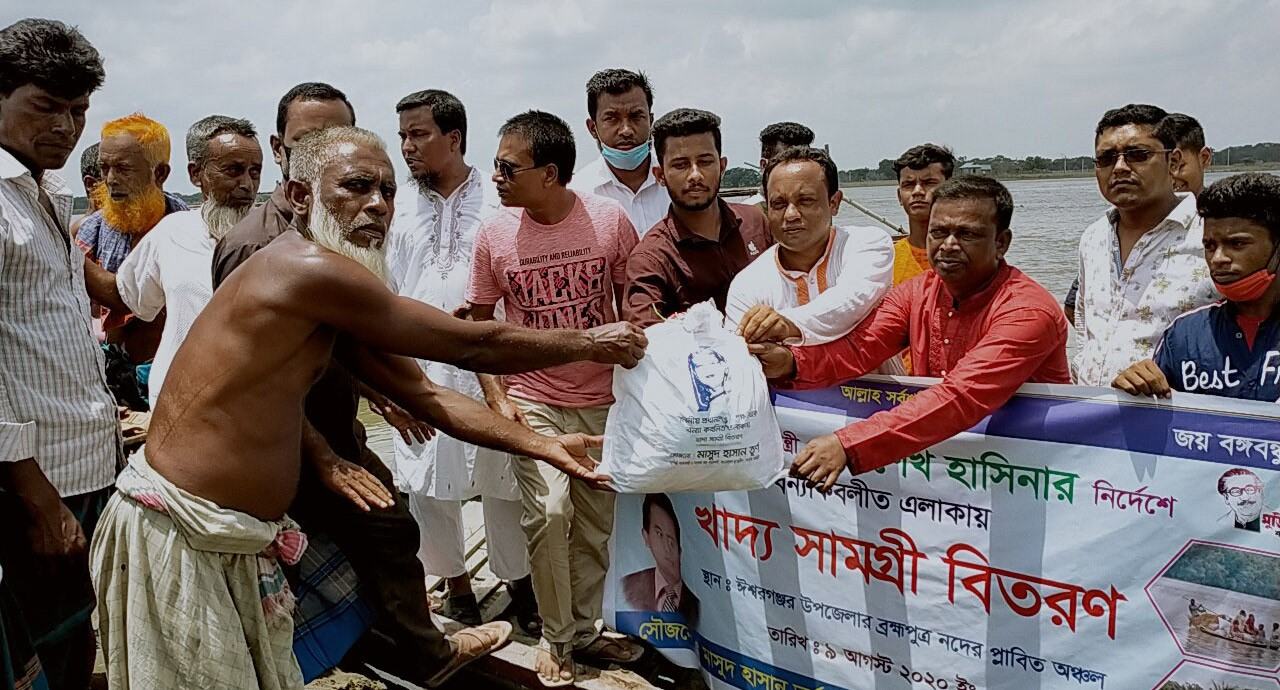 ঈশ্বরগঞ্জে বন্যার্তদের মাঝে ত্রাণ বিতরণ
