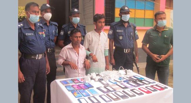 বগুড়ায় ৩৭টি স্মার্টফোনসহ দু’চোর গ্রেফতার