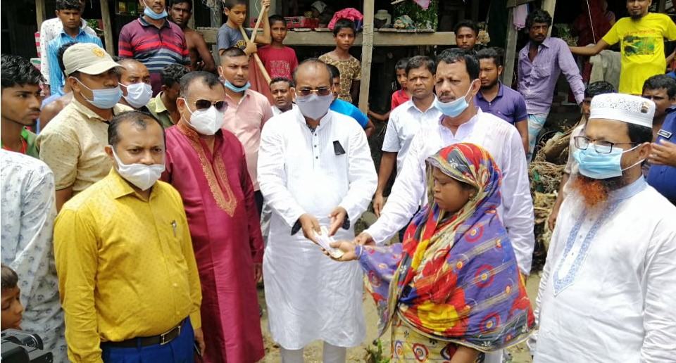 দৌলতখানে বন্যায় ক্ষতিগ্রস্ত পরিবারের মাঝে এমপি মুকুলের নগদ অর্থ বিতরণ