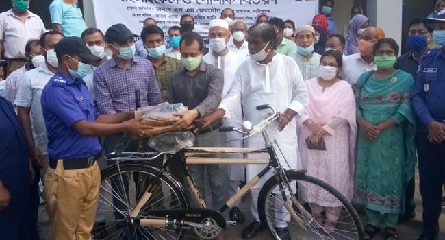 সাটুরিয়ায় ৬৬ গ্রাম পুলিশ পেলেন বাইসাইকেল