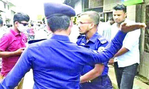 প্রকাশ্যে সহকর্মীকে ওসির থাপ্পড় : তদন্তে নেমেছে কমিটি