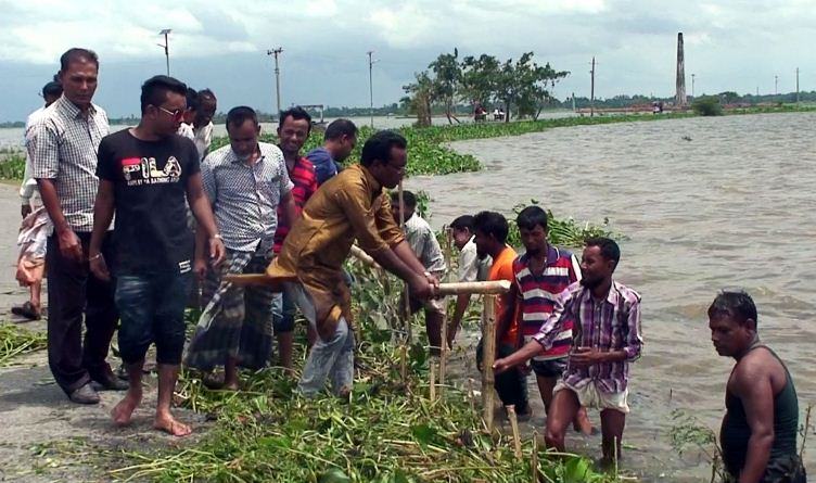ঢেউয়ের আঘাতে ভাঙ্গছে ঐতিহ্যবাহী সড়ক, বাঁশের খুঁটি-কচুরিপানা দিয়ে রক্ষার চেষ্টা