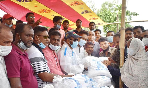 গাবতলীতে বন্যার্তদের মাঝে ত্রাণ সামগ্রী বিতরণ