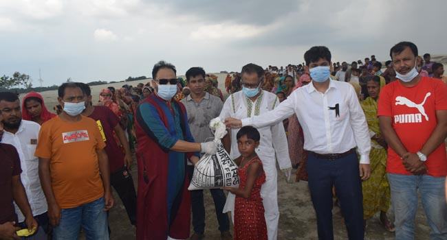 গফরগাঁও পৌরসভার উদ্যোগে বর্ন্যাতদের মাঝে ত্রাণ বিতরণ