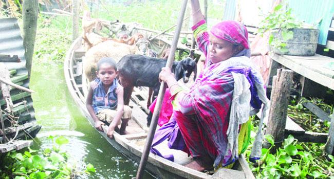 বানভাসি মানুষের পাশে নেই জনপ্রতিনিধিরা