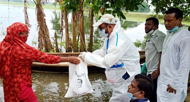 শাজাহানপুরে বন্যার্তদের মাঝে বিএনপির ত্রান বিতরণ