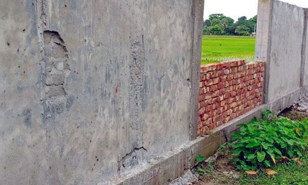 কুয়াকাটায় ইউনিয়ন স্বাস্থ্য কেন্দ্রের সীমানা প্রাচীর নির্মাণে অনিয়ম