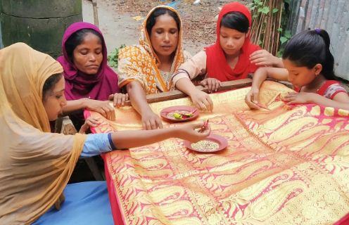 শাড়িতে চুমকি পাথরের নকশা করে স্বাবলম্বী রহিমা