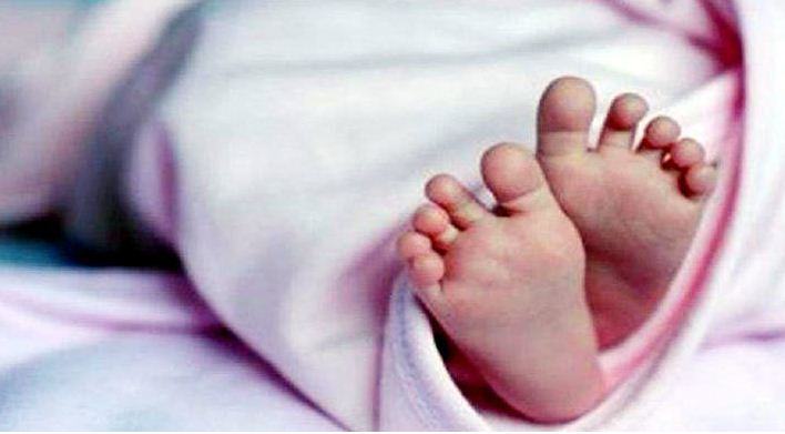 রাস্তার পাশে ছটফট করছে কাপড়ে মোড়ানো নবজাতক