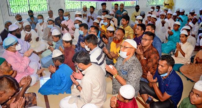 আরাফাত রহমানের মাগফেরাত কামনায় দোয়া ও খাদ্যসামগ্রী বিতরণ