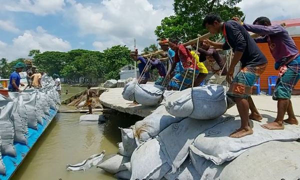 চাঁদপুর শহর রক্ষা বাঁধের ভাঙন রোধে ফেলা হচ্ছে জিও ব্যাগ