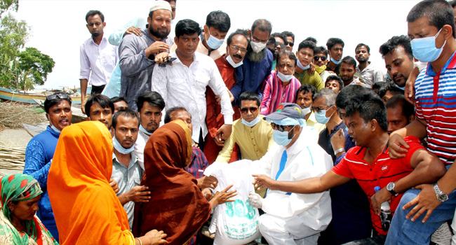 বগুড়ার ধুনটে বন্যার্তদের মাঝে ত্রান বিতরণ