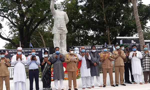 কুষ্টিয়ায় বঙ্গবন্ধুর ম্যুরালে পুষ্পস্তবক অর্পণ