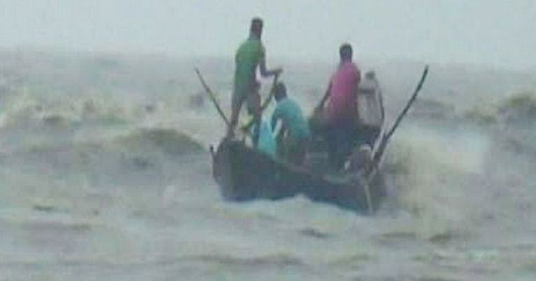 ৩ দিন ধরে সাগরে ভাসছে ১৭ জেলে
