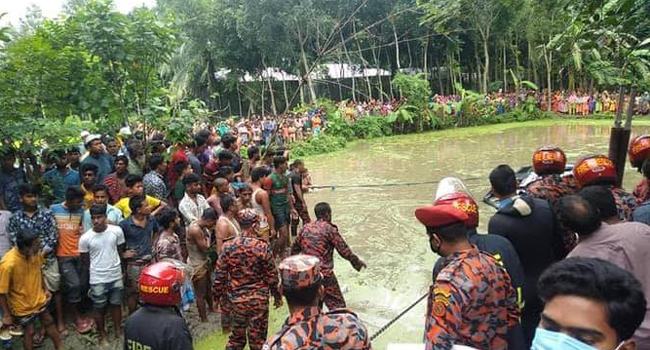 ময়মনসিংহে মাইক্রোবাস পুকুরে পড়ে শিশুসহ ৮ জন নিহত