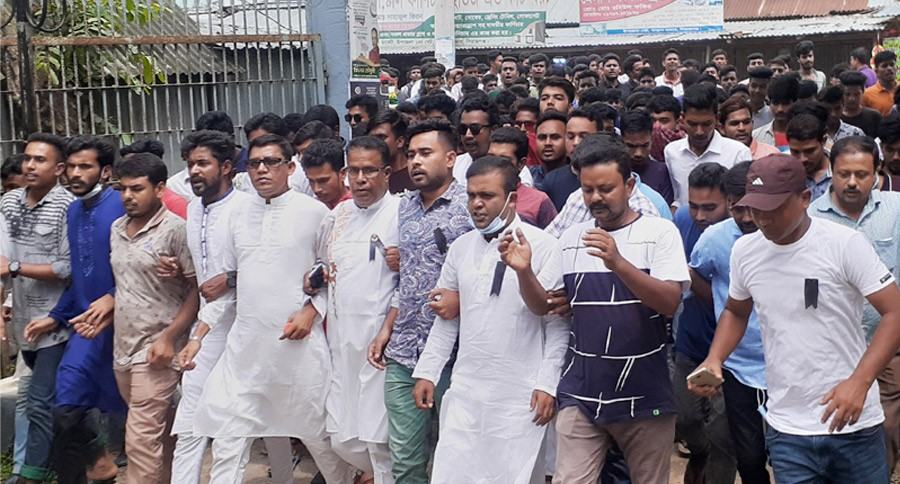 তাড়াশে বঙ্গবন্ধুকে কটাক্ষ করায় মামলা, অপরাধীর শাস্তির দাবিতে বিক্ষোভ মিছিল