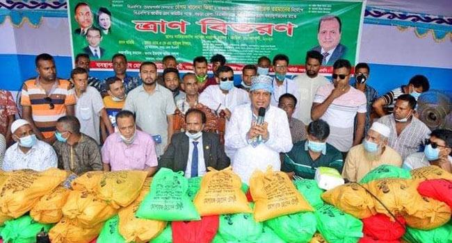 বগুড়ায় বিএনপি নেতা মোশাররফ চৌধুরীর ব্যবস্থাপনায় বন্যায় ক্ষতিগ্রস্তদের মাঝে ত্রাণ বিতরণ