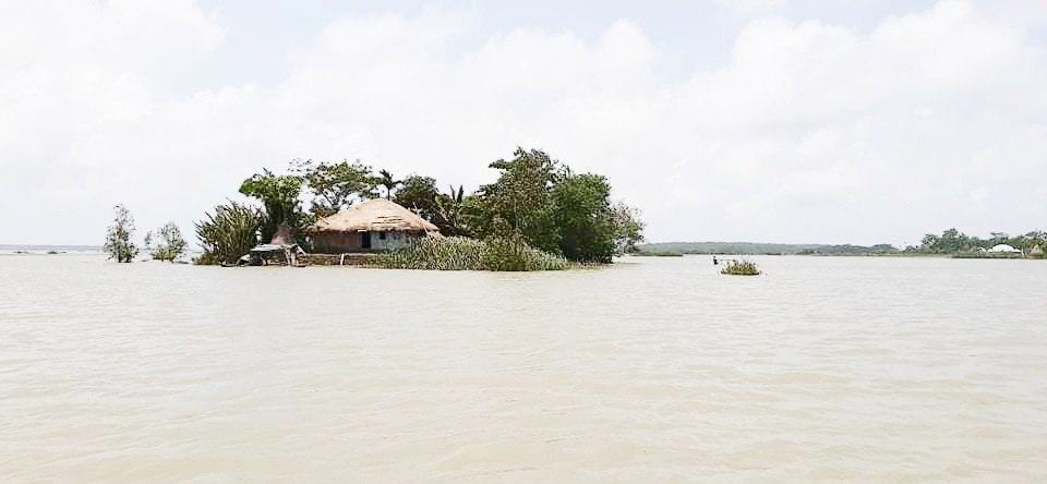 প্রবল বৃষ্টি ও আমবস্যায় জোয়ারের পানিতে নিম্নাঞ্চল প্লাবিত