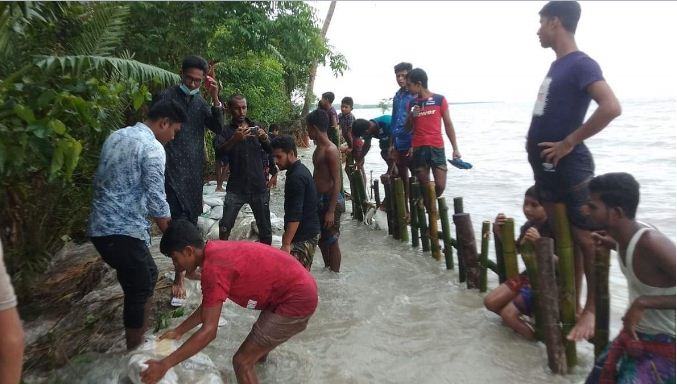 পদ্মার বেড়িবাঁধ ভেঙ্গে ১০ গ্রাম প্লাবিত