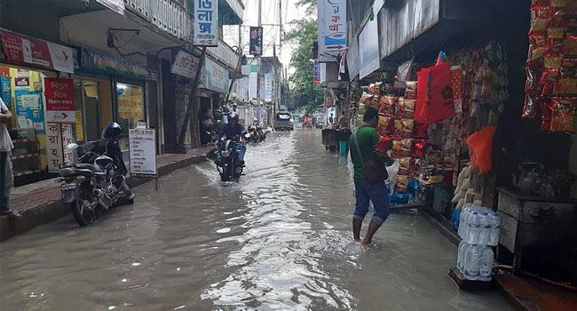 বরিশালে পানি বন্দি হাজারো মানুষ