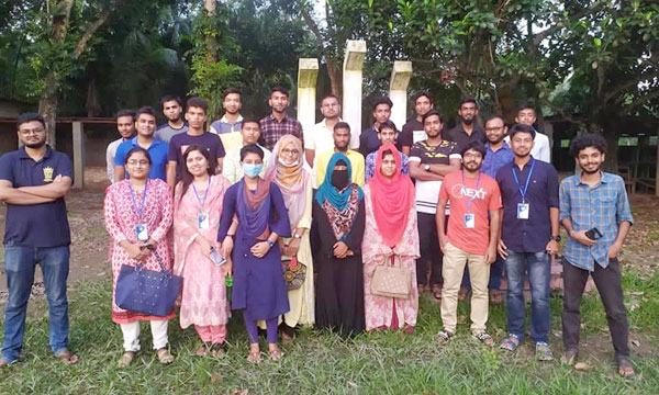 বাগাতিপাড়ার শিক্ষার্থীদের স্বপ্ন দেখাচ্ছেন বিশ্ববিদ্যালয়ের এক ঝাঁক তরুণ-তরুণী