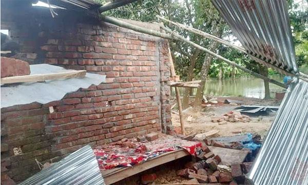 পোরশার কালিনগরে অসহায় পরিবারের বাড়িঘর ভাঙচুর