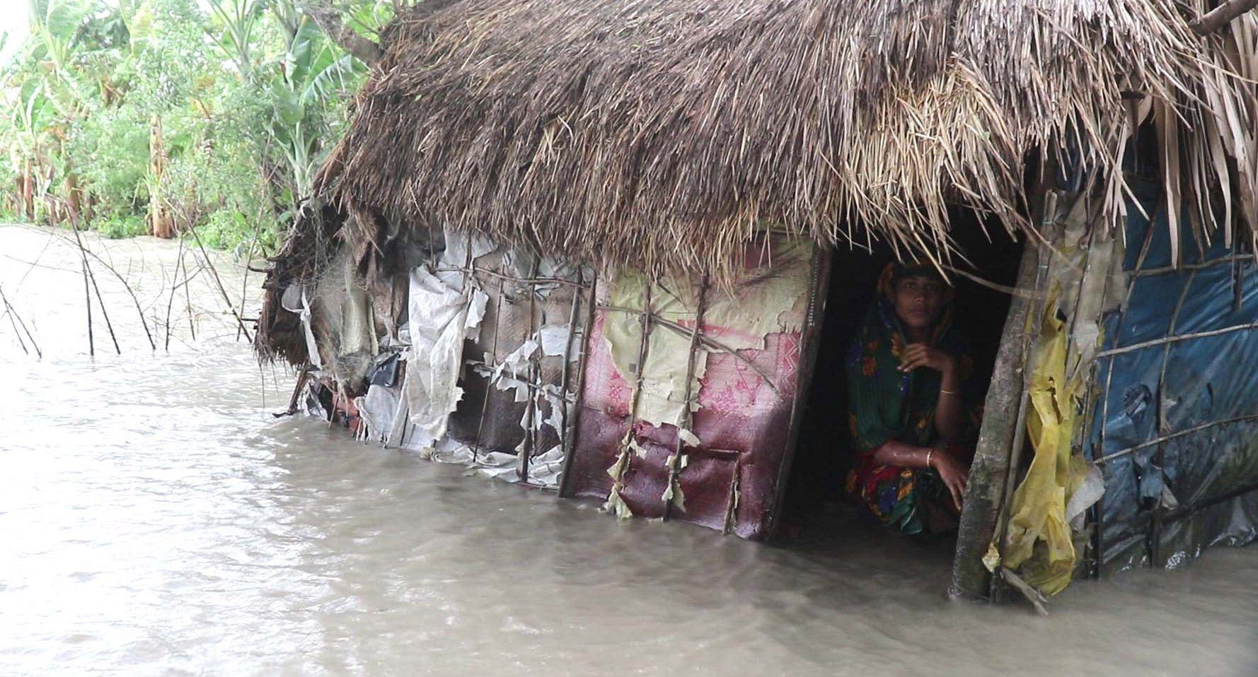 হাতিয়ায় বেড়িবাঁধ ভেঙ্গে ২৫ গ্রাম প্লাবিত