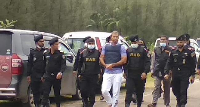 এক থেকে দেড় মিনিটের মধ্যে মেজর সিনহাকে গুলি