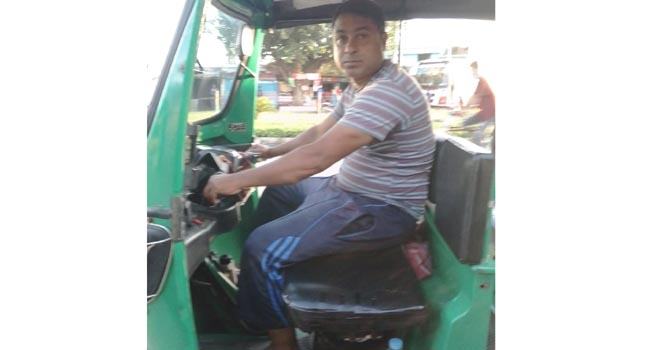 জাতীয় দলের ফুটবলার এখন সিএনজি চালক