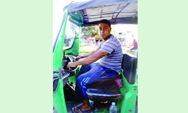 জাতীয় দলের ফুটবলার এখন সিএনজিচালক