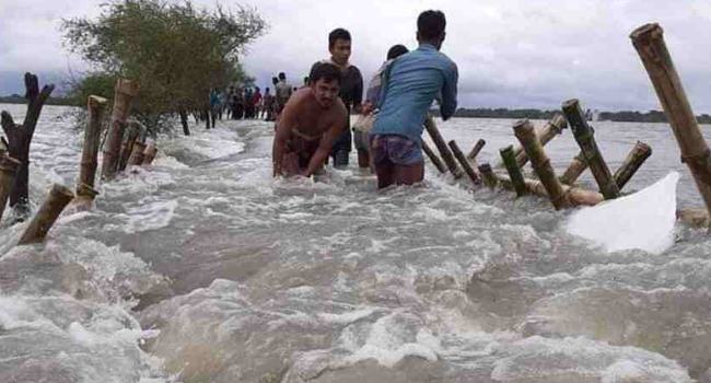 খুলনায় প্রবল জোয়ারে বাঁধ ভেঙে বিস্তীর্ণ এলাকা প্লাবিত