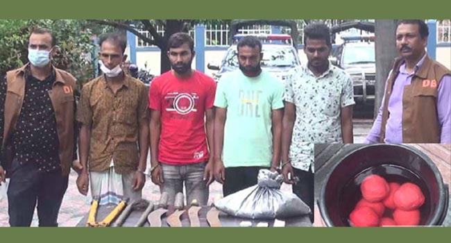সোনারগাঁওয়ে এক নারীসহ ৫ ডাকাত আটক, দেশীয় অস্ত্র উদ্ধার