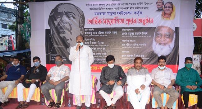 বগুড়ায় আ’লীগের অস্বচ্ছল কর্মীদের মাঝে নগদ অর্থ প্রদান