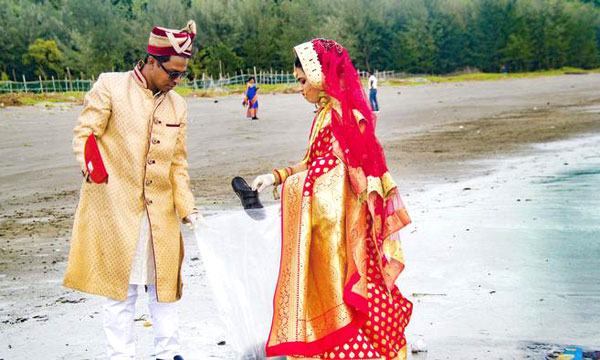 হানিমুনে সমুদ্র পরিষ্কারে নয়া দম্পতি!