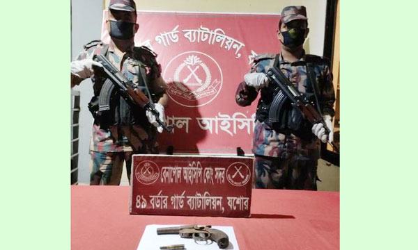 বেনাপোল সাদিপুর সীমান্ত থেকে পিস্তল ও গুলি উদ্ধার