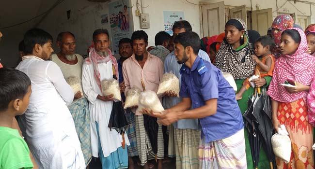 নোয়াখালীর নিঝুমদ্বীপে বন্যায় ক্ষতিগ্রস্তদের মাঝে খবার বিতরণ