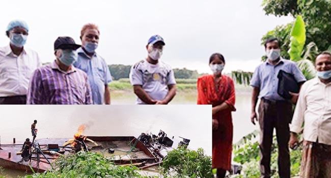 চন্দনাইশে অবৈধভাবে বালু তোলার দায়ে জ্বালিয়ে দেওয়া হলো ড্রেজার